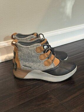 Sorel Youth Boots - Camel Brown/Black (Size 1Y)